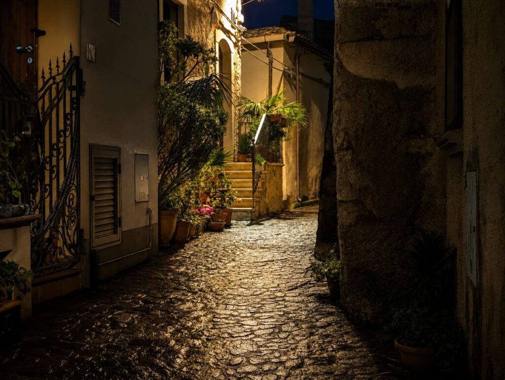 Gerace, scorcio serale tra i vicoli